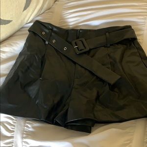 Worn ONCE Zara leather shorts !